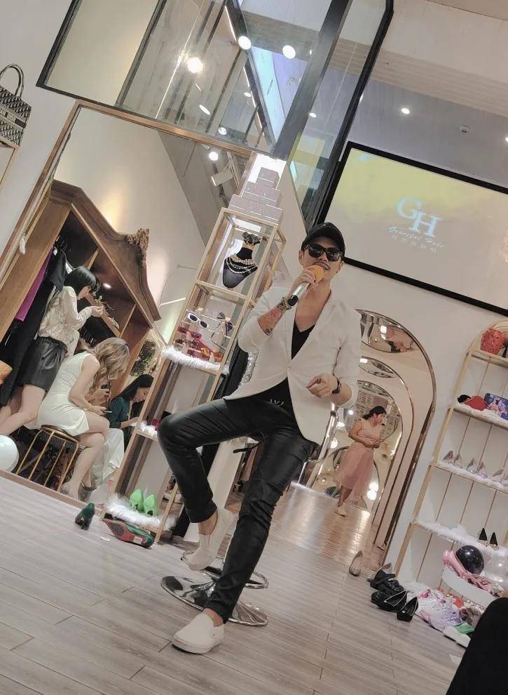 股东|尊享时装盛宴,共赴时尚秘境——打造专属你的气场