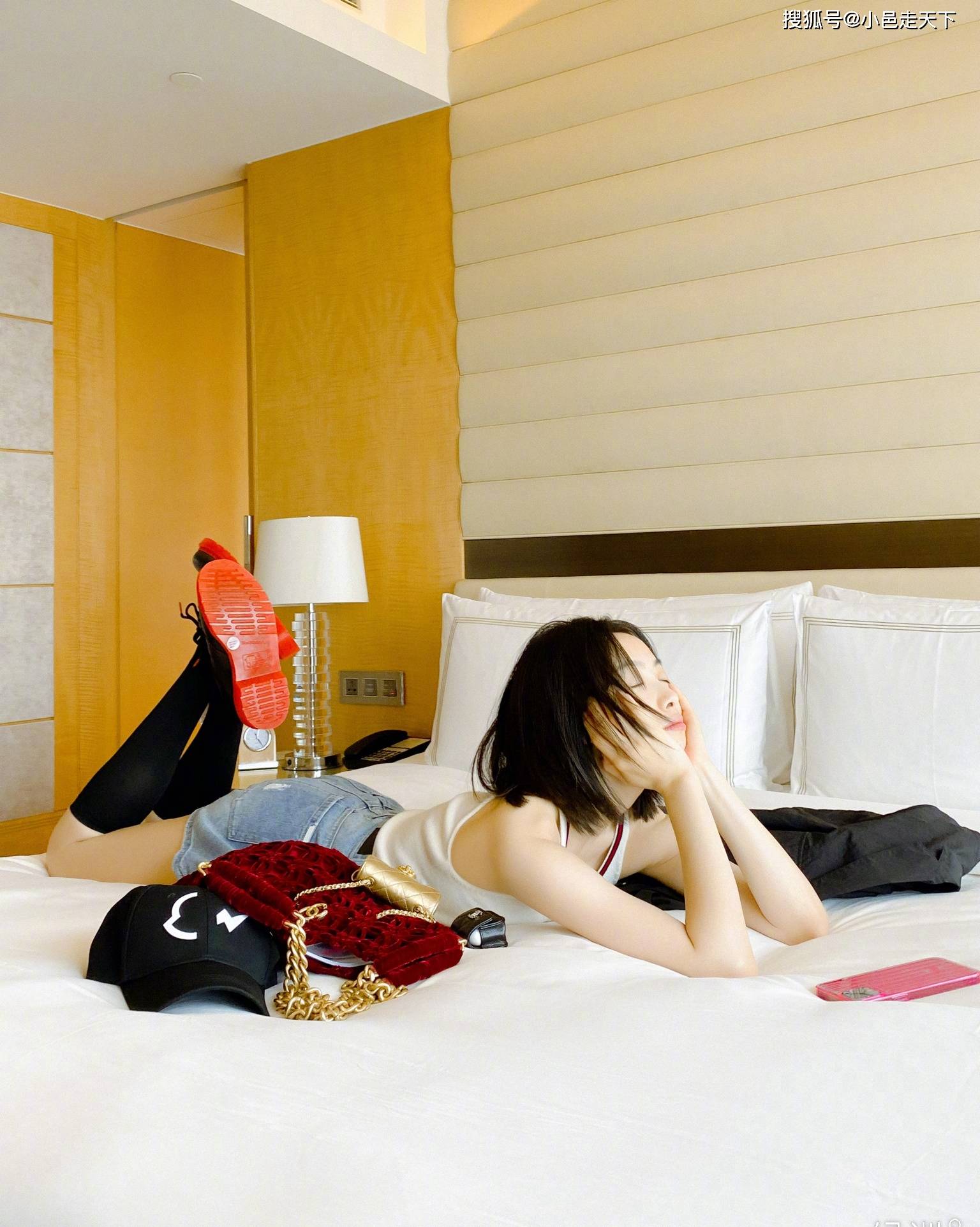 宋茜牛仔超短裤性感大长腿写真