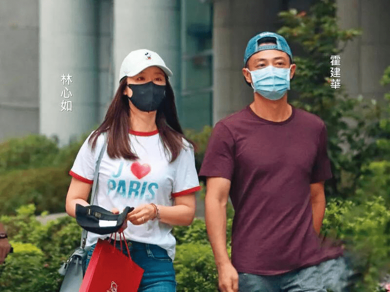 霍建华|霍建华陪林心如回学校，穿T恤像大学生，但皮肤蜡黄干巴巴的！