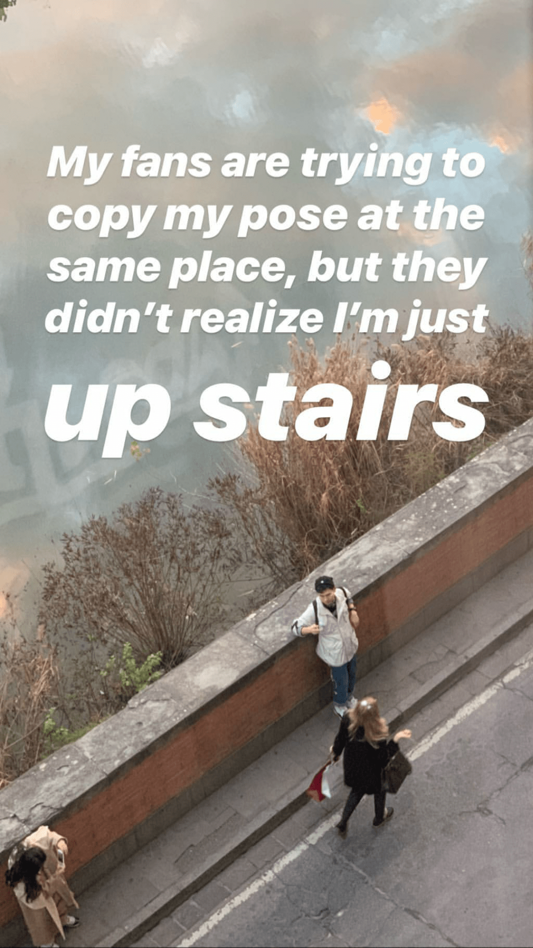 名畫|周杰倫打卡巴黎名勝，和女兒拍照復刻名畫超會玩，小周周亭亭玉立