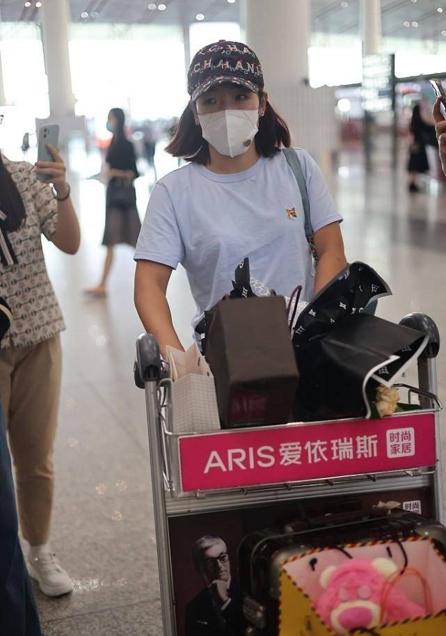 建议|樊振东、刘诗雯并肩走机场，低调的造型却被粉丝围，也像明星一样