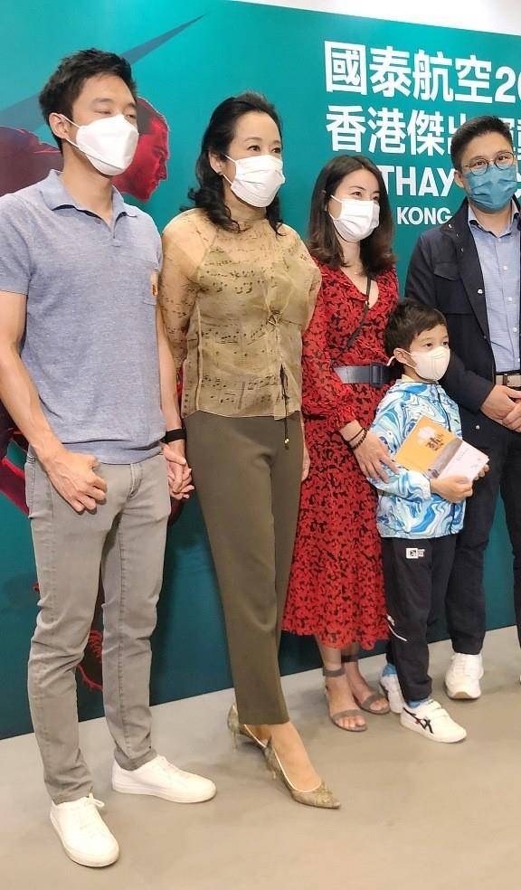 魅力|郭晶晶与婆婆站在一起时，感觉还挺开心的，戴着口罩也挡不住幸福