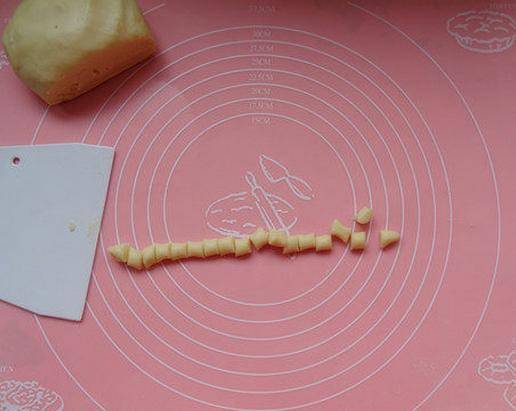 烤箱|1个鸡蛋1碗淀粉,教你在家做小零食鸡蛋菠萝豆,外观朴实口感香酥