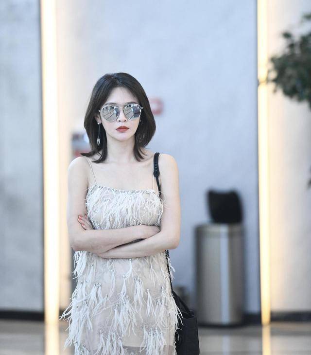设计|于明加真厉害，穿一袭连衣裙亮相，让她魅力大增，美出了新高度