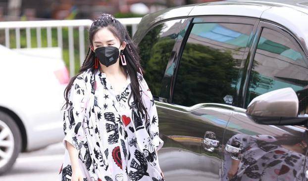 女生|谢娜二胎后复出状态不错，穿宽松泡泡袖挡肉有心机，麻花辫是亮点