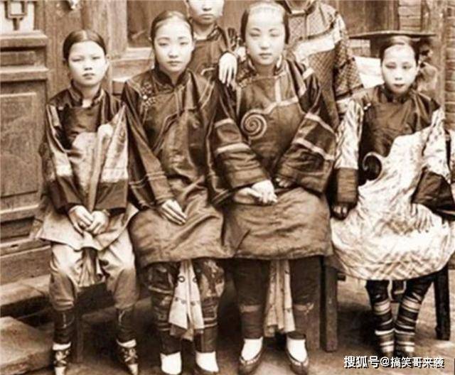 时代|比裹脚还可怕地“传统”，一个压坏器官，一个小孩见了都被吓哭