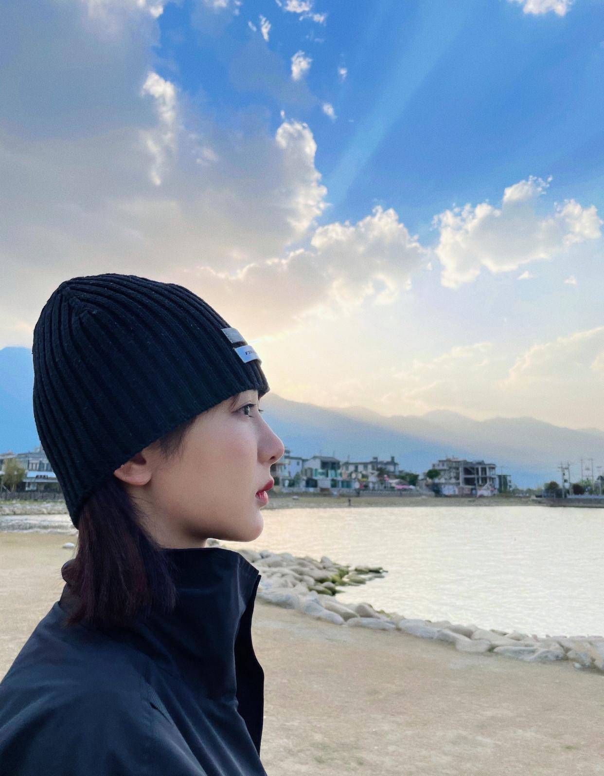 时间|小长假结束,杨紫晒出海边美照,粉丝:越来越漂亮了!