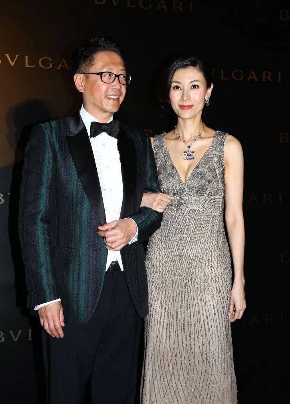 银灰色|李嘉欣携老公亮相，V领吊带裙尽显首美韵味，许晋亨依然儒雅帅气