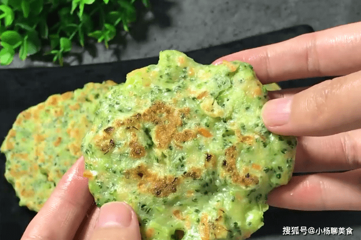 做法|教你西兰花的新吃法,十分钟就可以端上桌,香软可口,百吃不厌