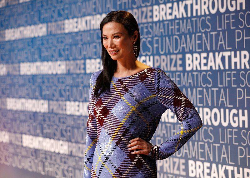 金属纹|邓文迪身材太窈窕,身穿紧身裙装秀曲线,光看身材真不像50多岁