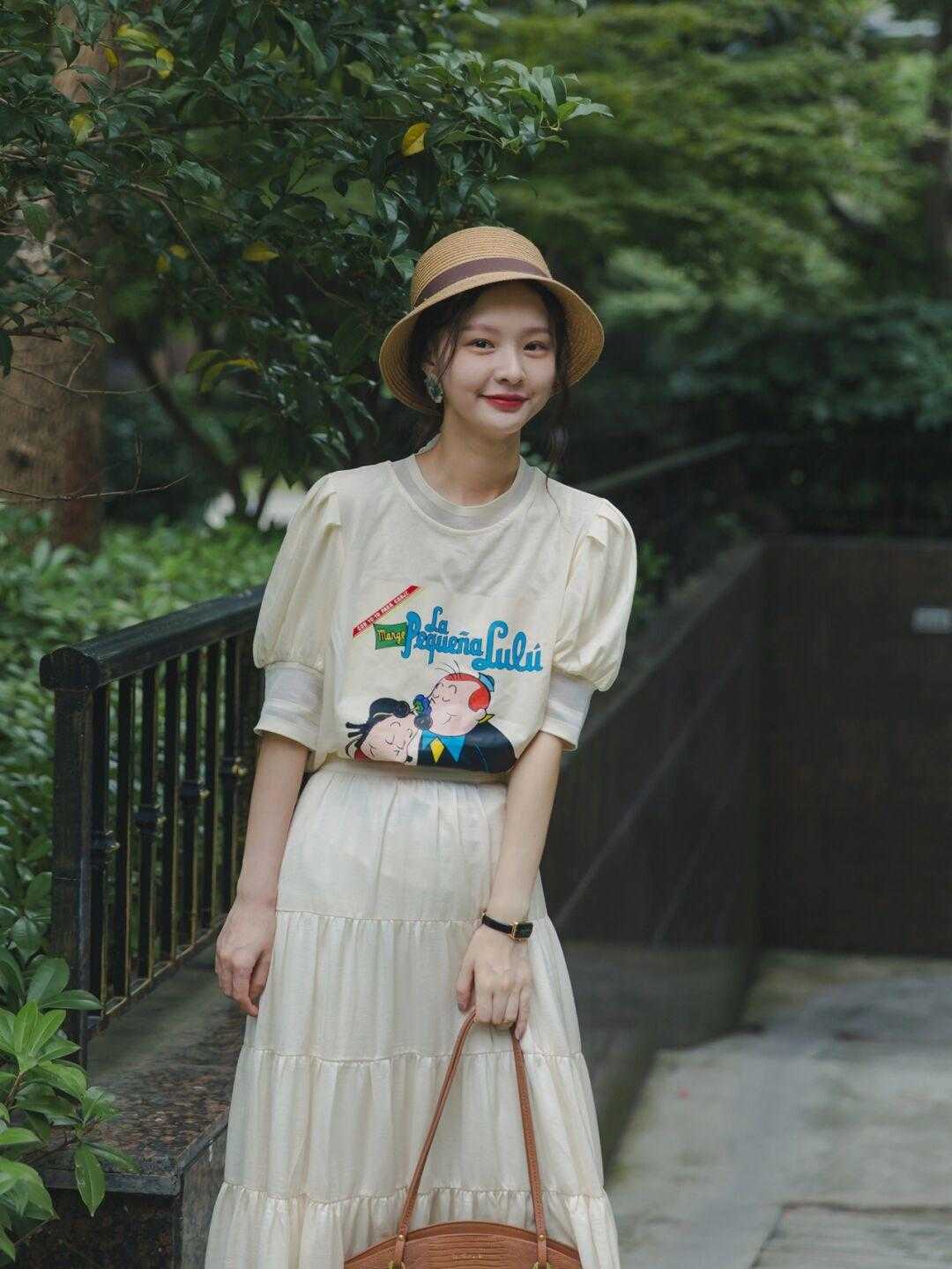 条纹|早秋，T恤的“高级穿法”是这样的，配半身裙温柔优雅，清爽舒适