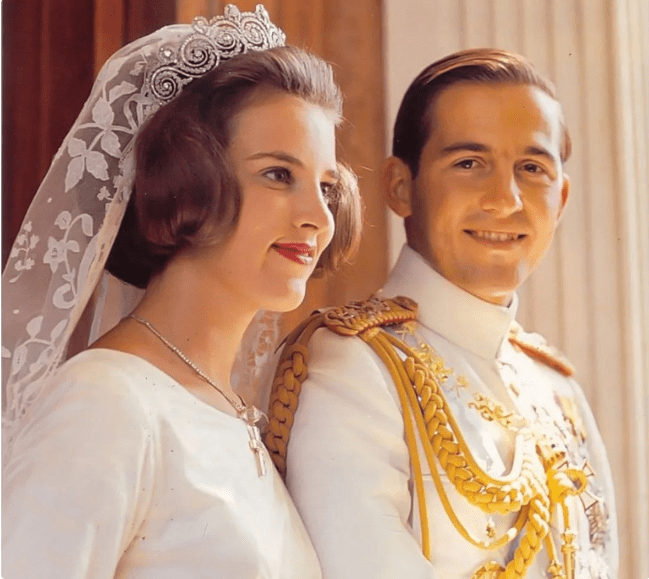 原创丹麦三公主75岁生日照,穿蓝色印花裙清新减龄,女王姐姐没有现身