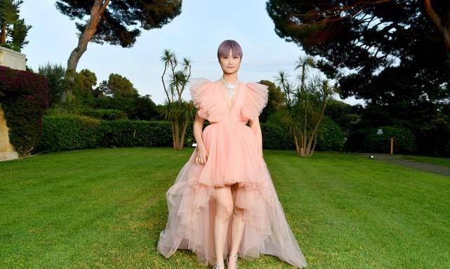 时装|李宇春的身高真不是盖的，穿上高跟鞋比老外还高出半头，挺有气场