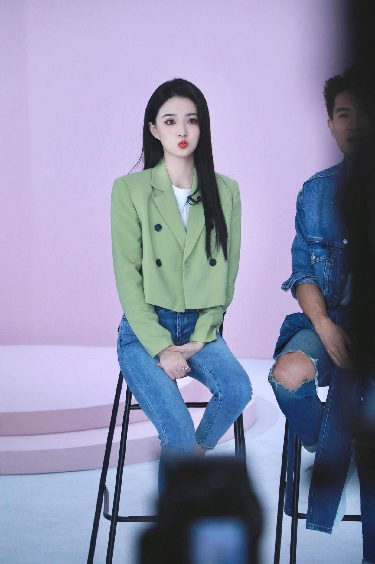 徐璐放弃乖乖女路线穿背心搭配牛仔裤高挑时髦美得让人心动