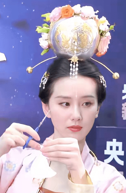 高定|刘诗诗闷声办大事！穿半套香奈儿高定把玩香水，优雅气质不输周迅