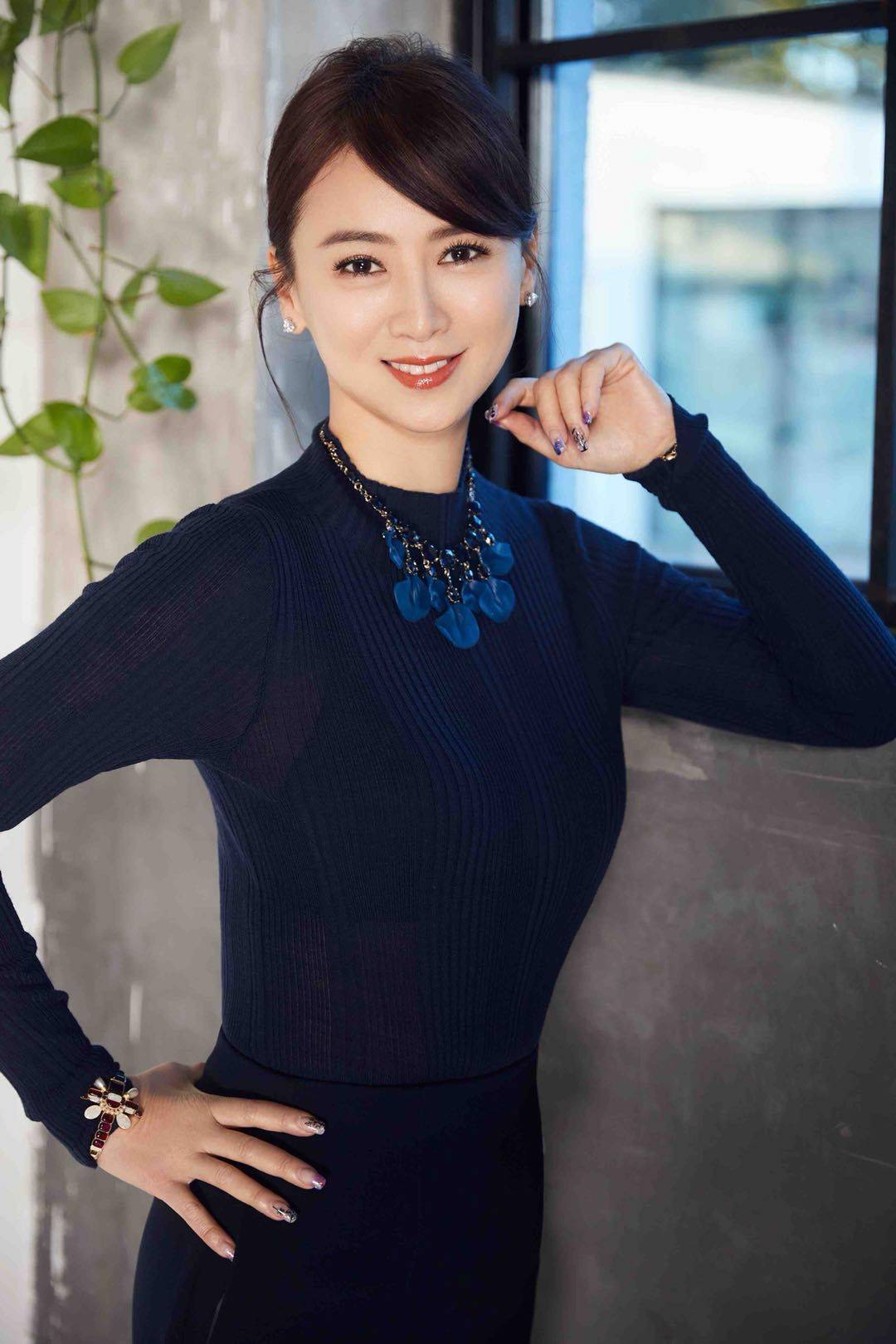 52岁翁虹晒健身美照,年龄已过半百魅力依旧,风采不减当年