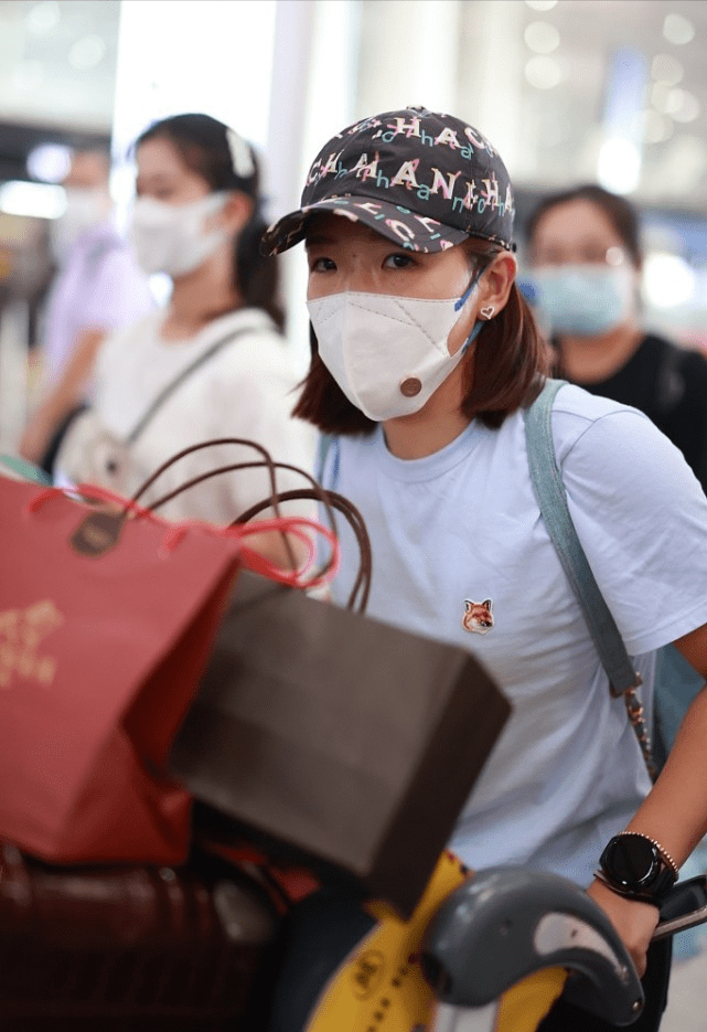 身材|刘诗雯樊振东同走机场，穿T恤显运动员的风范，胸前小狐狸挺抢眼