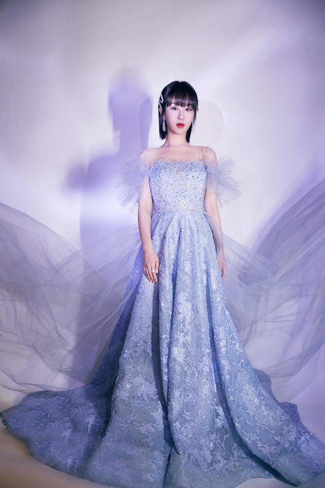 进行|杨紫真的太会穿了!身穿红色长款羽绒服保暖舒适,显白洋气好时髦