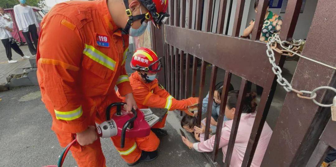 玩耍時 商丘3歲女童頭部被卡在鐵門欄杆裡