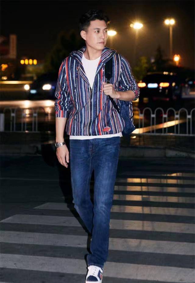 心形|老干部靳东挺厉害！白T恤牛仔裤满脸少年感，43岁装嫩吊打小鲜肉