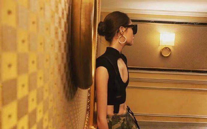 黑色|米兰时装周关晓彤出尽风头，黑色蕾丝裙性感，配军绿色西服有质感