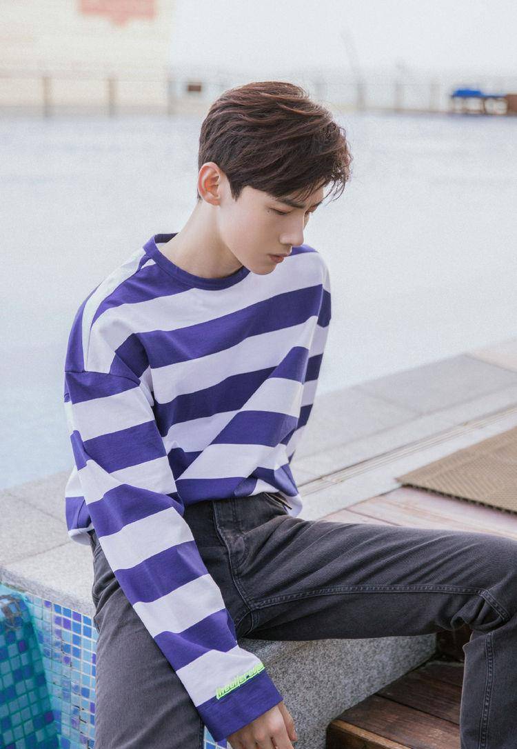 蓝色|白敬亭终于不“刚”了,穿一件米色西装好温柔,25岁尽显暖男气质