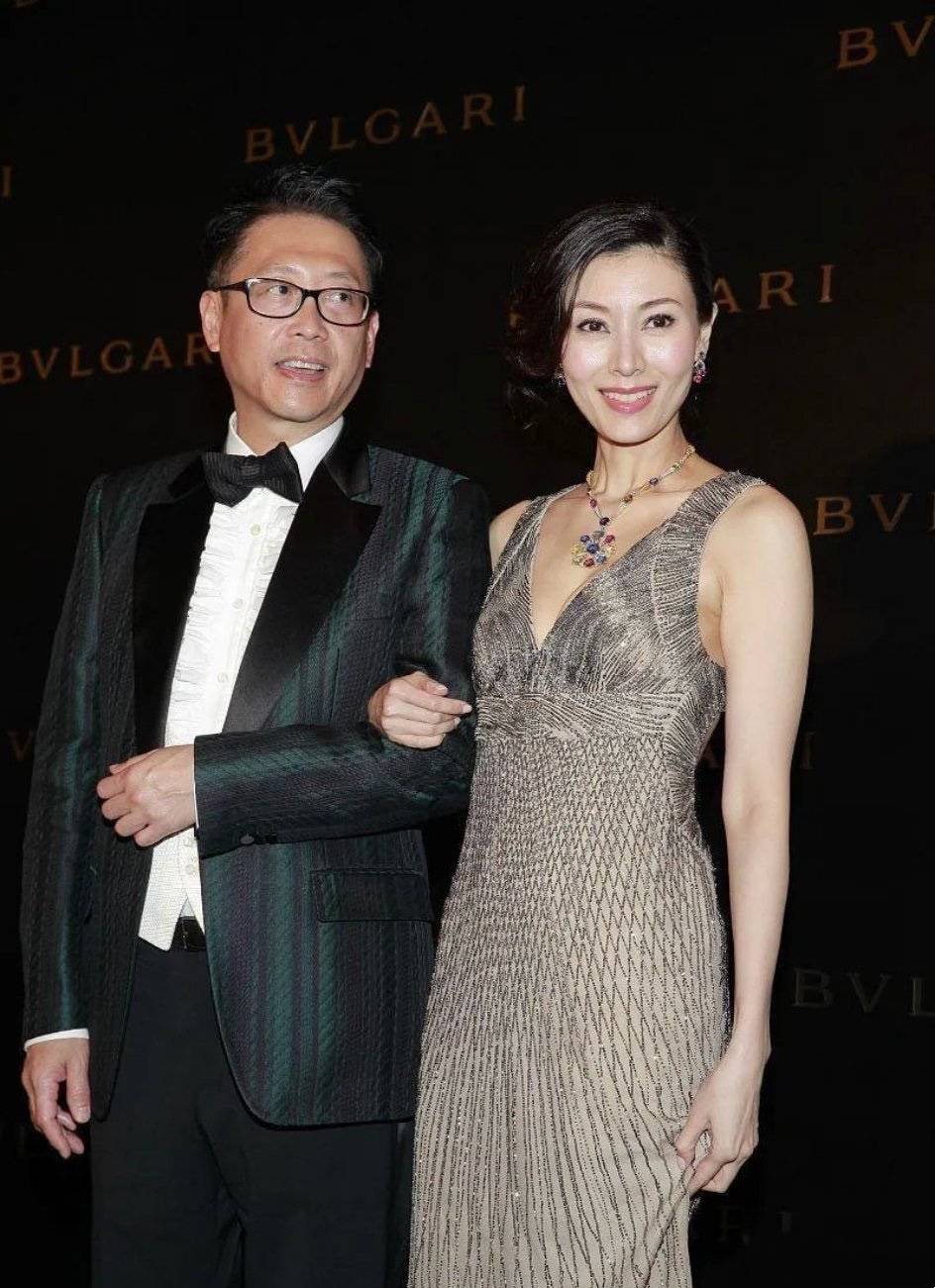 银灰色|李嘉欣携老公亮相，V领吊带裙尽显首美韵味，许晋亨依然儒雅帅气
