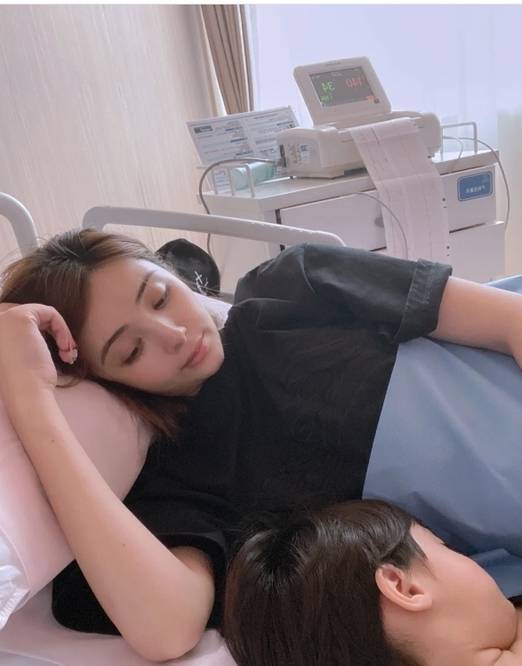 检查|要早产？麦迪娜因胎动弱入院检查，躺在病床上显焦虑