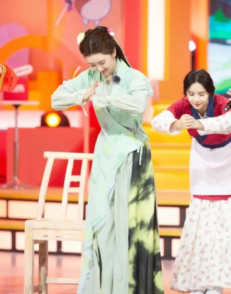 漂亮|毛晓彤分手后活得更漂亮了,穿上古装甜美又俏皮,一点也不像33岁