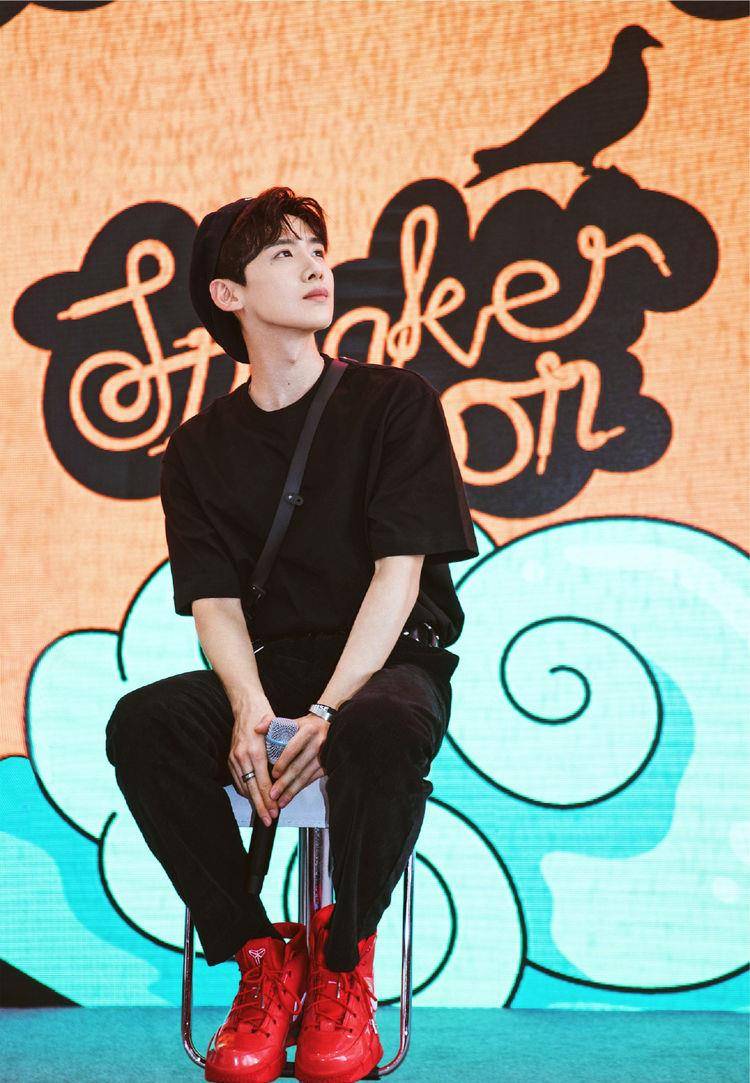 蓝色|白敬亭终于不“刚”了，穿一件米色西装好温柔，25岁尽显暖男气质