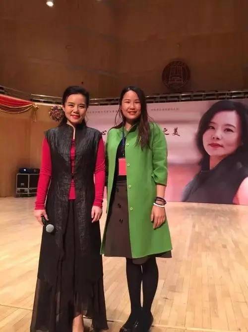 设计|龚琳娜新造型突破真大，穿男友T恤大走嘻哈风，阿姨辈真会赶潮流