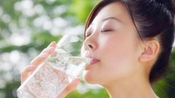 水钠|喝水越多尿越多，多喝水真的会伤到肾脏吗？你真知道？看专家理解