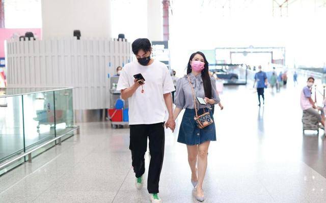 颜色|伊能静穿搭真是优雅派典范，一旁秦昊都只敢看手机，美得让人着迷