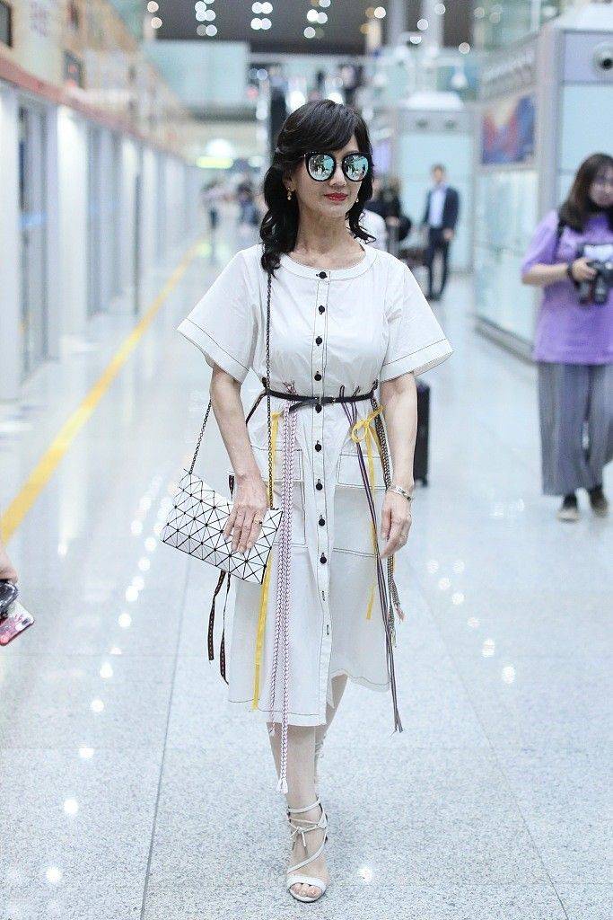 皱纹|赵雅芝现身西湖，竟然没有引起群众围观，穿红裙优雅动人很真实！