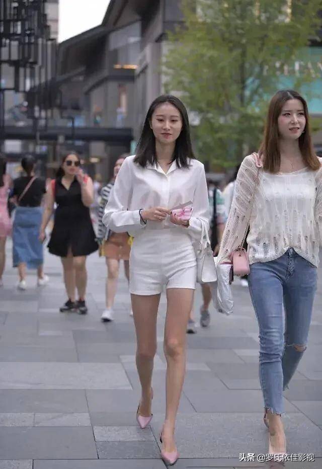 运动鞋|背心搭配牛仔裤,再来双运动鞋,整个人看起来活力满满