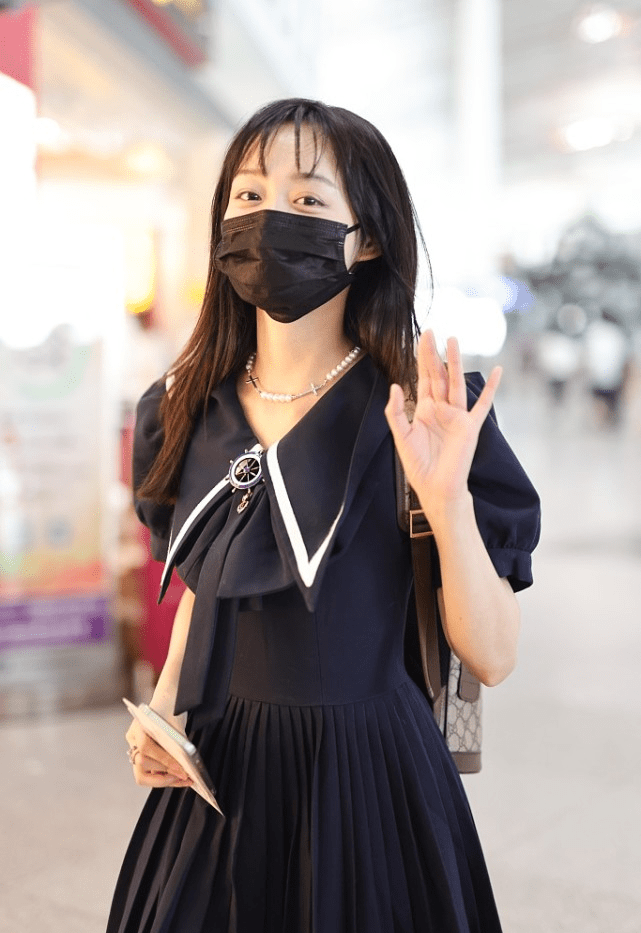 生活|34岁的何泓姗演16岁的阿紫毫不违和，生活中穿搭简约，活力满满