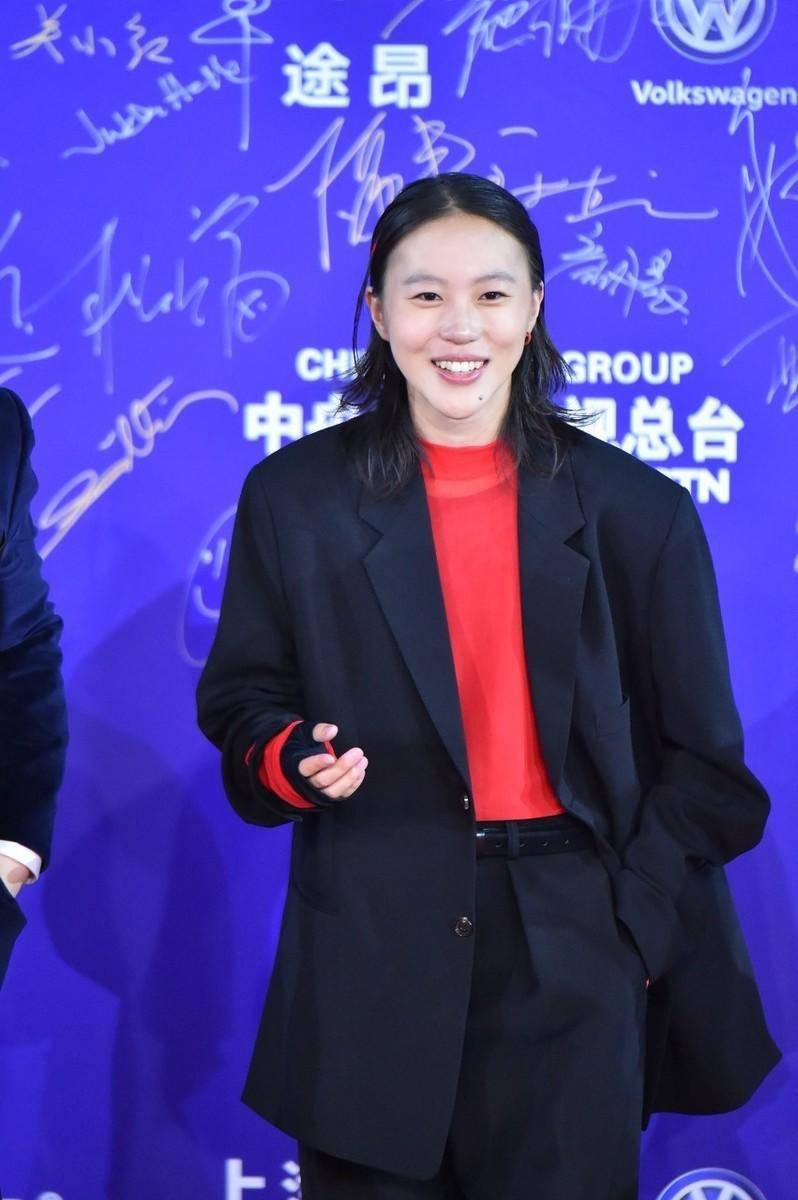 黑色|窦靖童的中性穿搭很抢镜,黑色西服套装内搭红色针织衫,又飒又美