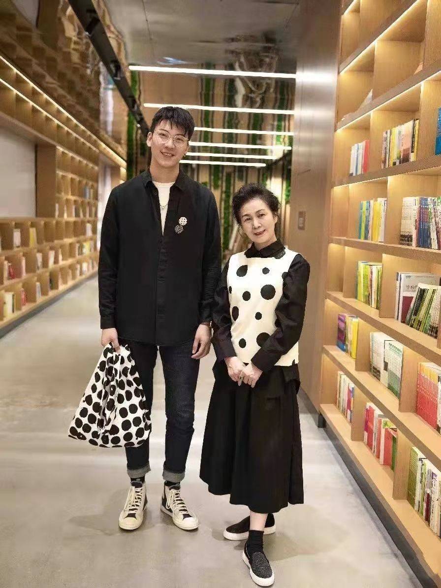 身材|已经60岁的奶奶，状态却比年轻人好，靠穿搭打造优雅高级风