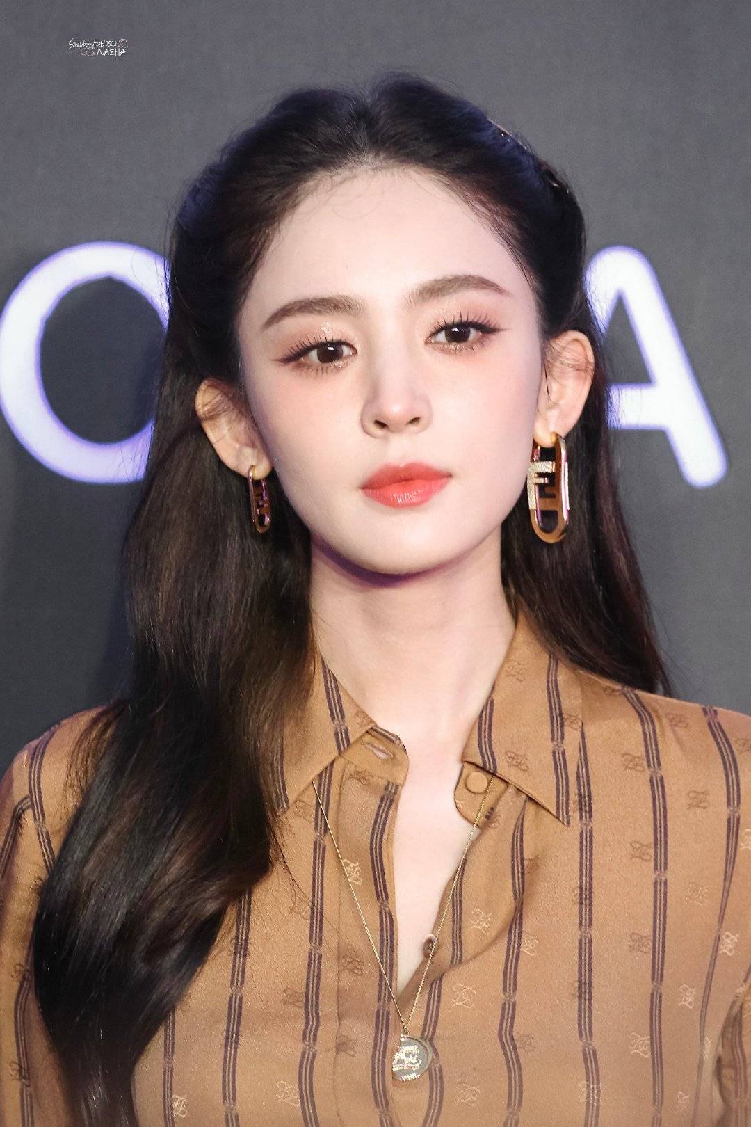 设计|娜扎没选对衣服,穿近万元裙子却被嘲“夜市气息”,全靠颜值撑着