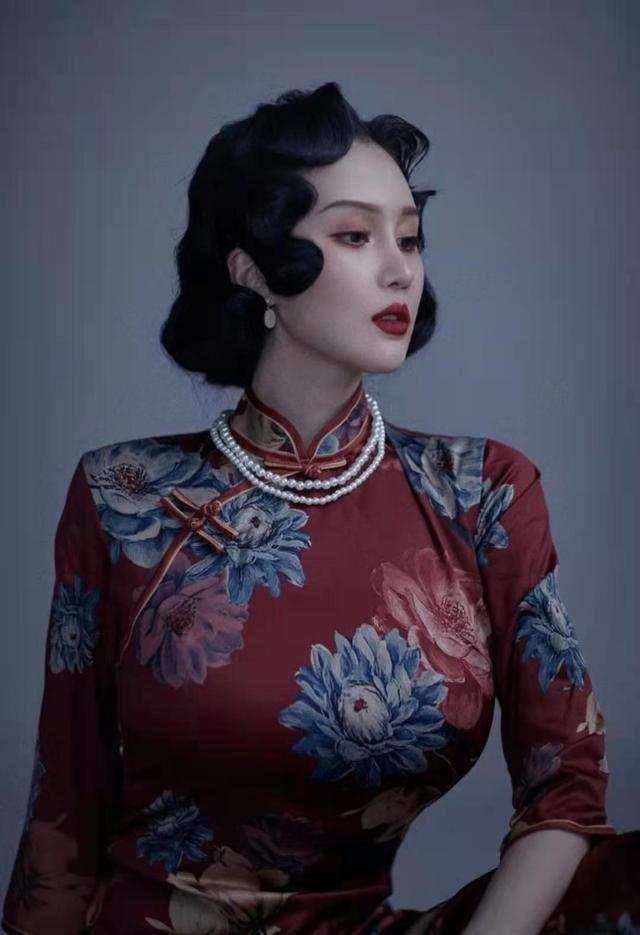 整体|赵本山女儿穿旗袍秀身材，化大浓妆太妩媚，成熟过头反而有些显老