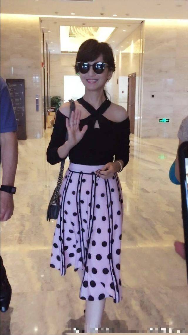 皱纹|赵雅芝现身西湖，竟然没有引起群众围观，穿红裙优雅动人很真实！