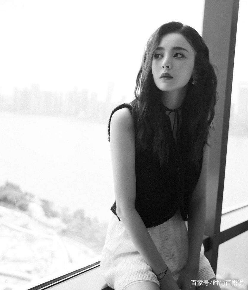 黑色|古力娜扎黑白搭配秒变“酷girl”，卷发造型随性慵懒，满满氛围感