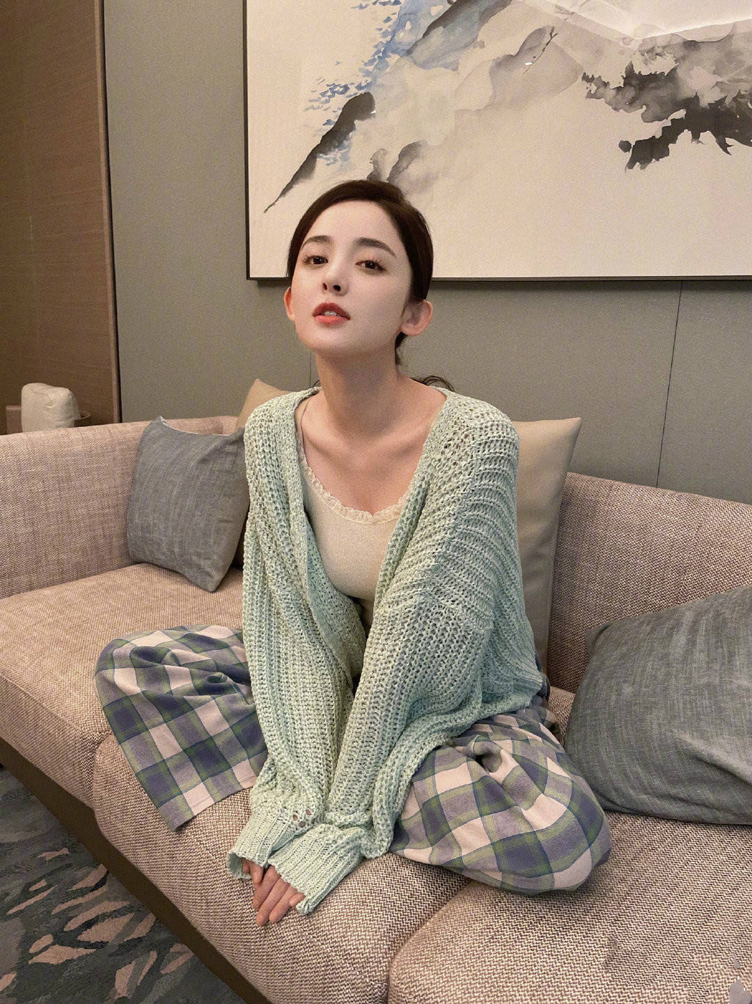 时装|古力娜扎穿搭太接地气，百元服饰穿出大牌感，太适合小女生了