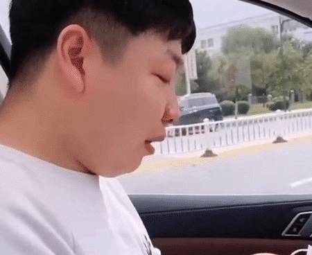 宝爸|宝爸送女儿上幼儿园哭成泪人，网友：说好的“男儿有泪不轻弹”呢