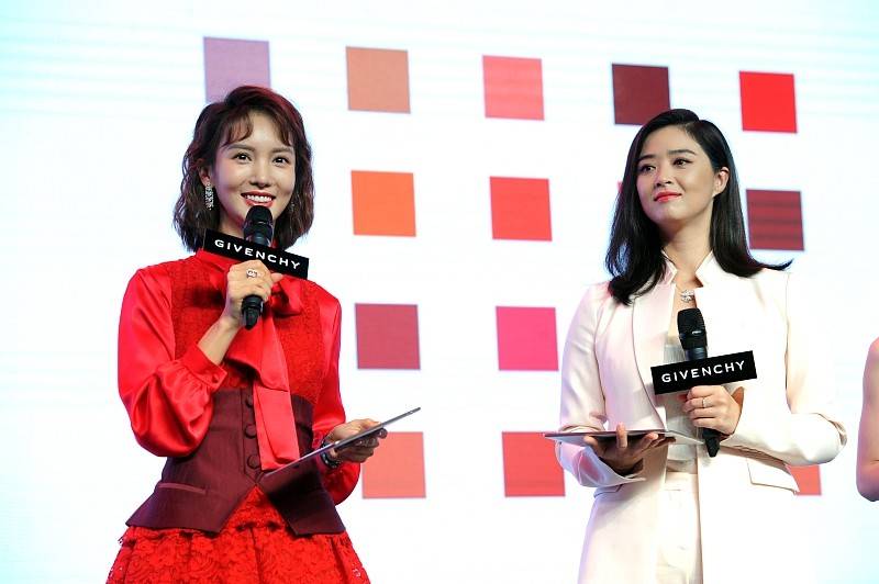 服装|金晨气势也很强，就算和蒋欣站一起，气场也不输，红色裙子挺高级