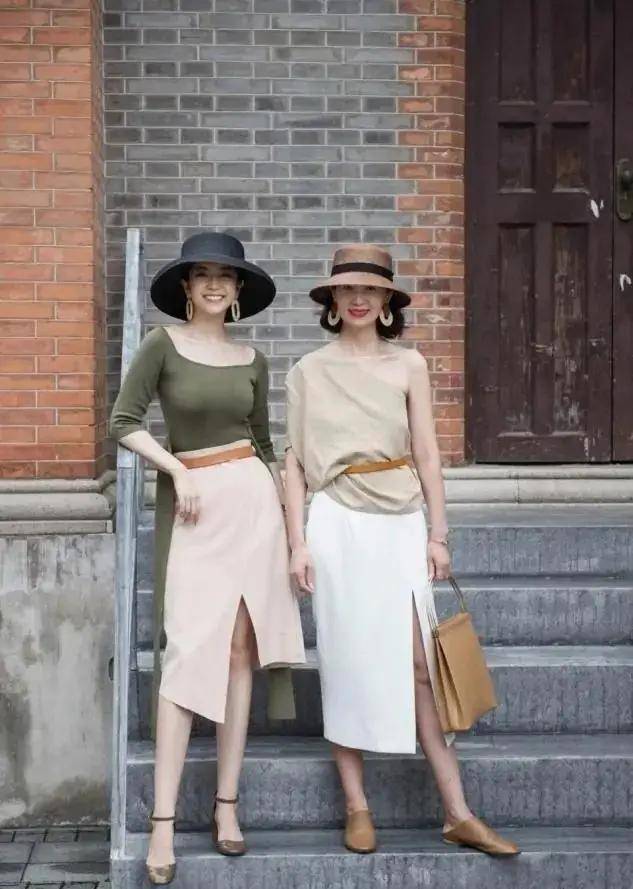 上半身|入卡 “T恤＋半裙”搭配好不仅能帮您减龄，还非常好看