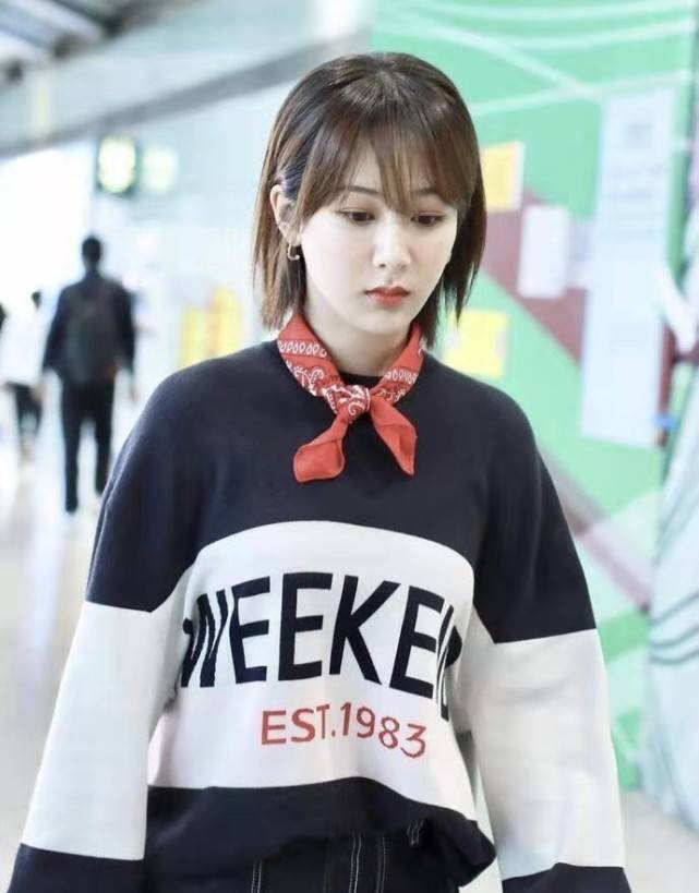 卫衣绑|杨紫穿个卫衣绑个领巾还像“小女孩”，干净清纯，一点看不出29岁了