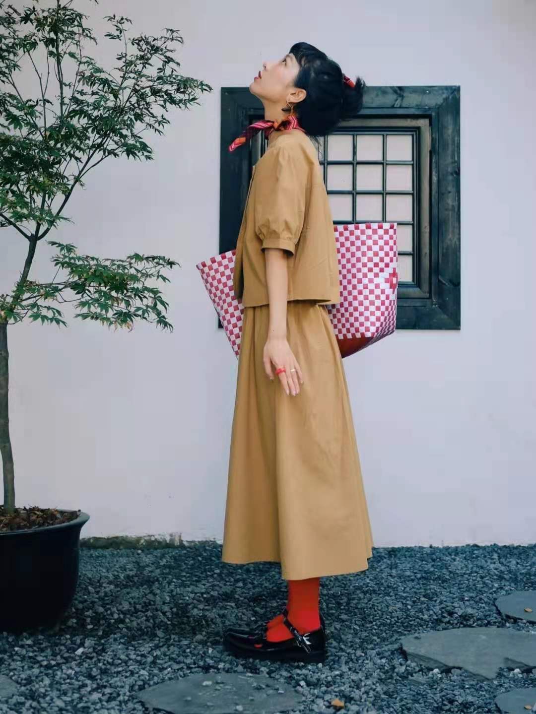 氛围|小个子女生，学会这5组“色彩搭配”，时髦又显高，赚足回头率