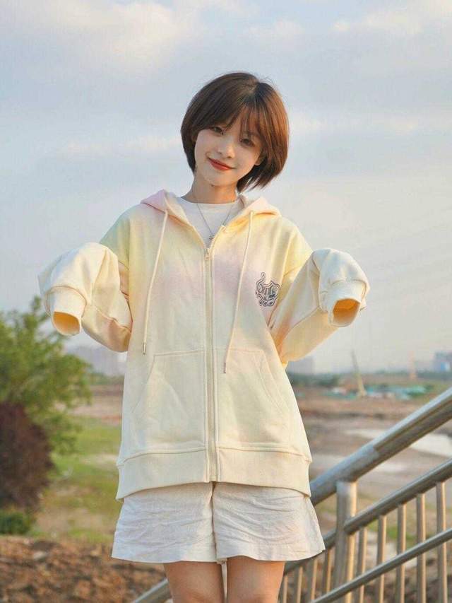 黑色|这是我见过最洋气的通勤穿搭：风衣搭配牛仔裤，很实用又高级洋气