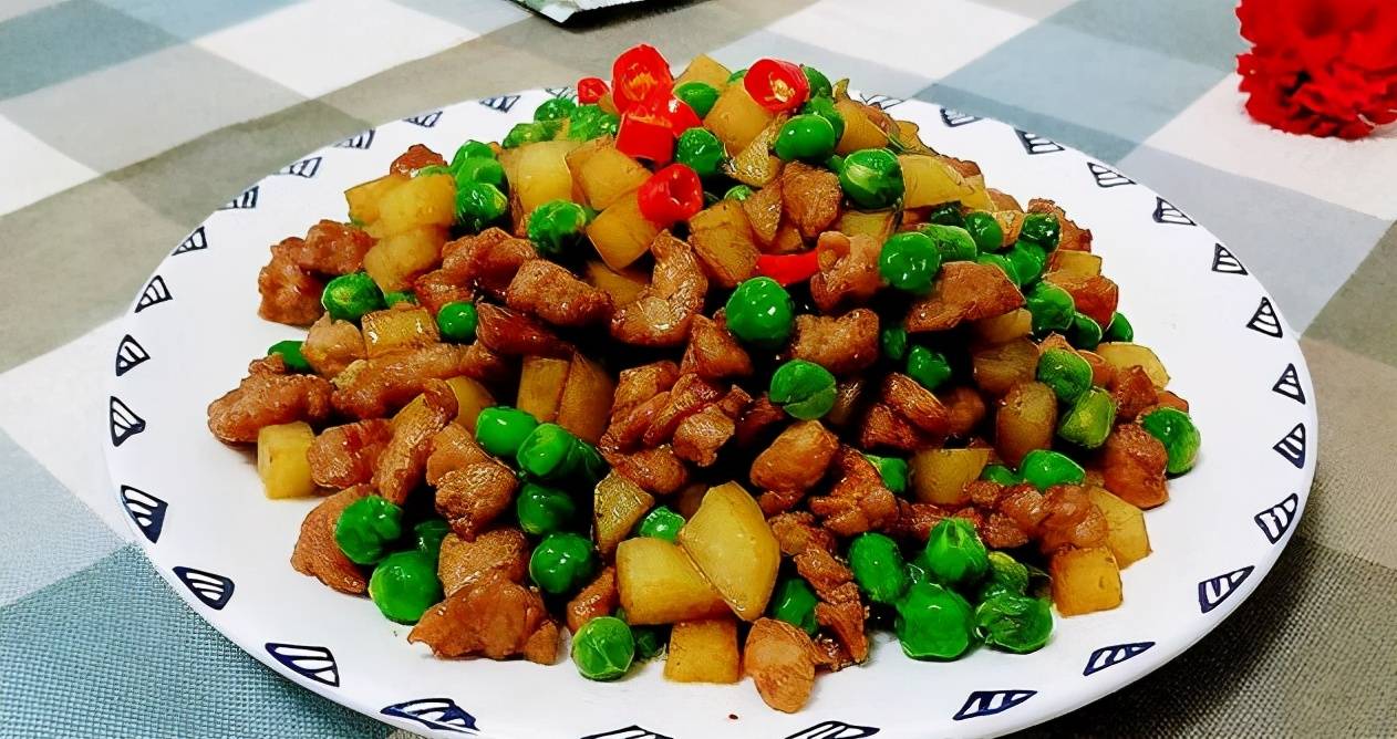 食材:新鲜豌豆荚1斤,中等大小土豆1个,猪肉半斤调料:生抽,料酒,食盐